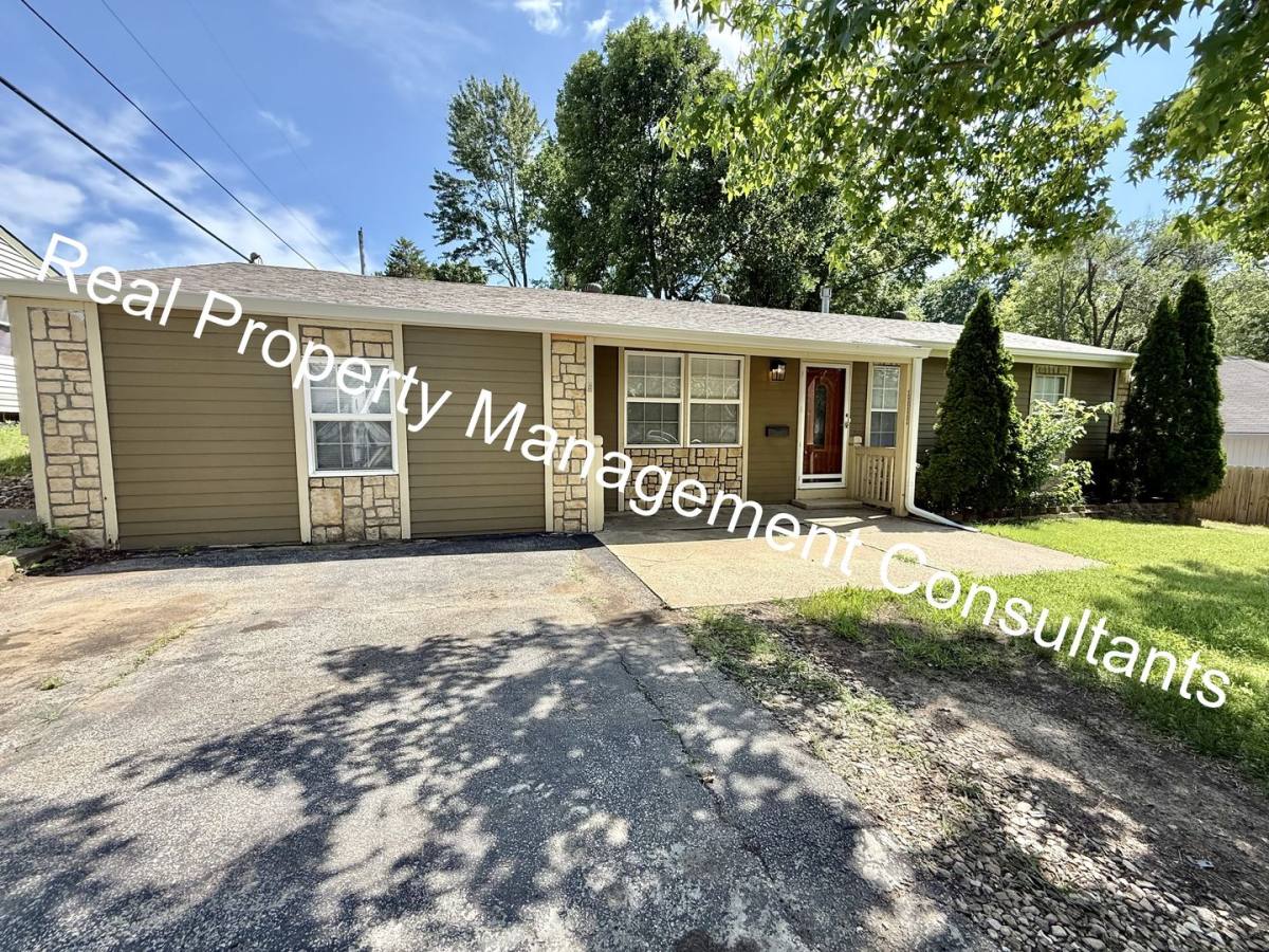 House for rent at 11111 E 36th St S, Independence, MO 64052