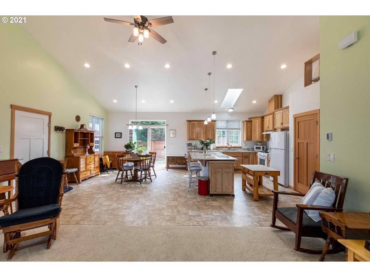 House for rent at 547 Avocet Ave, Bandon, OR 97411