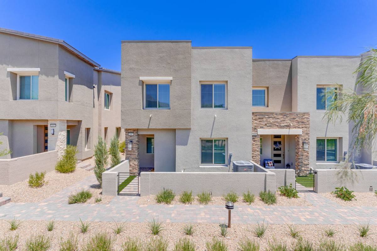 Townhouse for rent at 600 N Carriage Hill Dr, Las Vegas, NV 89138