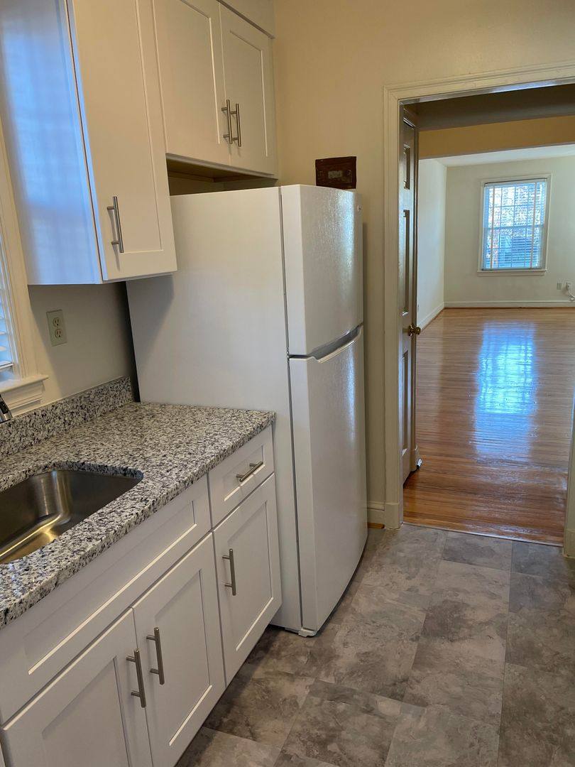 Apartment for rent at 201 E Glendale Ave, Alexandria, VA 22301