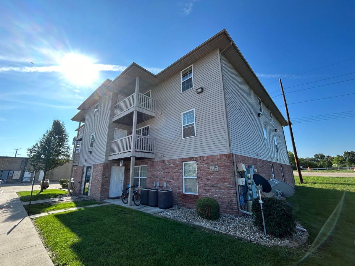 Apartment for rent at 1718 - 1720 Rt Dunn Dr, Bloomington, IL 61701
