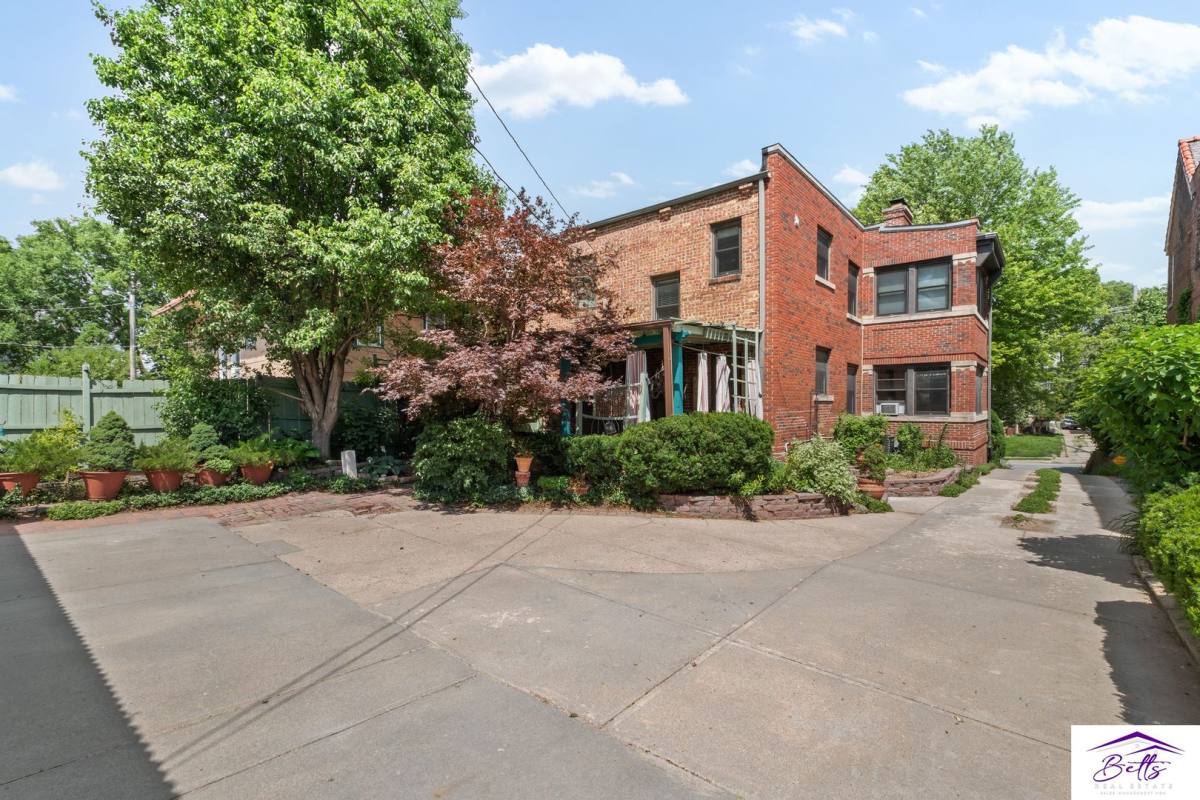 Apartment for rent at 132 N 33rd St, Omaha, NE 68131