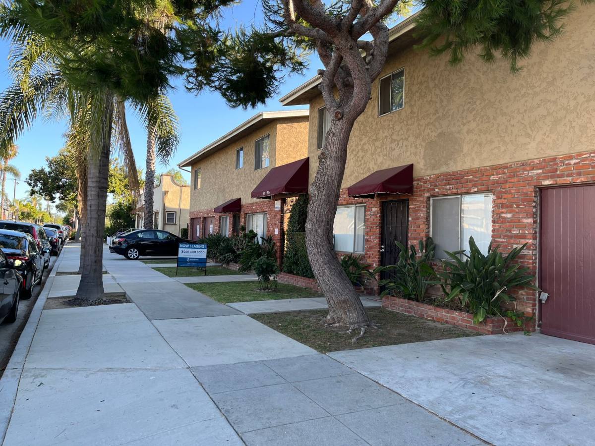 Apartment for rent at 915 Coronado Ave, Long Beach, CA 90804