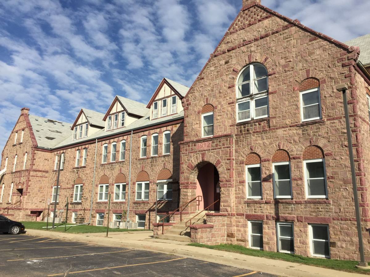 Apartment for rent at 104 N Krohn, Sioux Falls, SD 57103