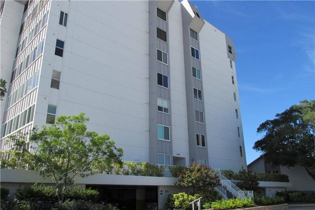 Apartment for rent at 1080 W Peppertree Lane, Sarasota, FL 34242