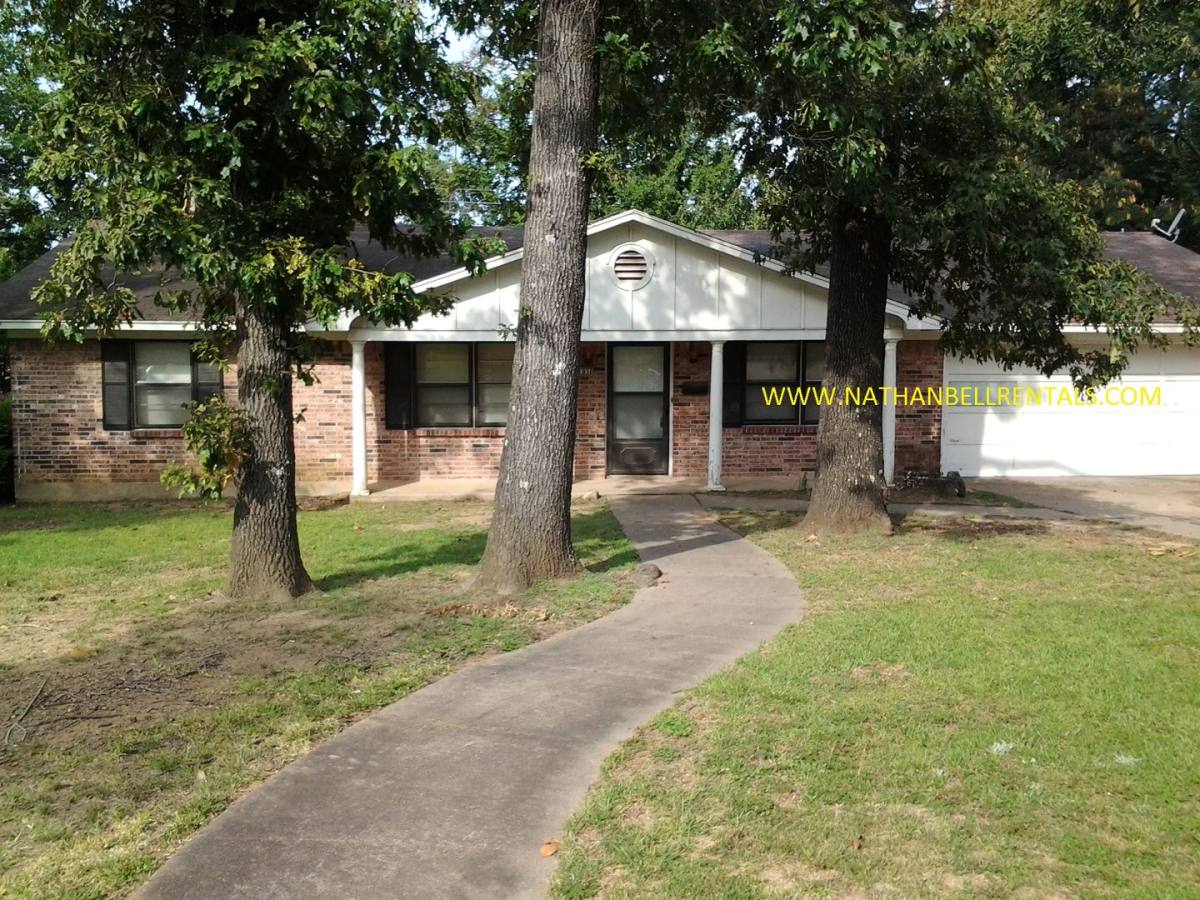 House for rent at 1030 SE 29th St, Paris, TX 75460