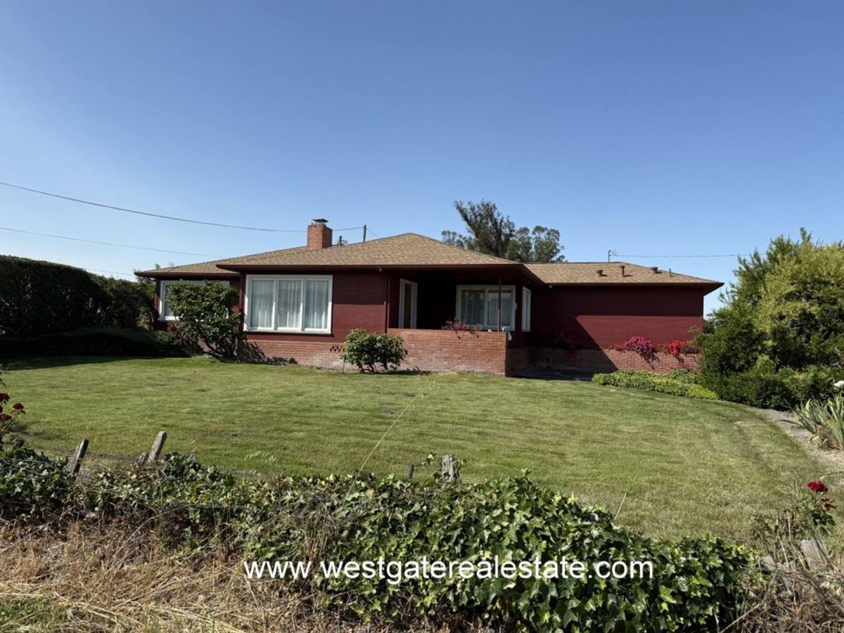 House for rent at 427 Corona Rd, Petaluma, CA 94954
