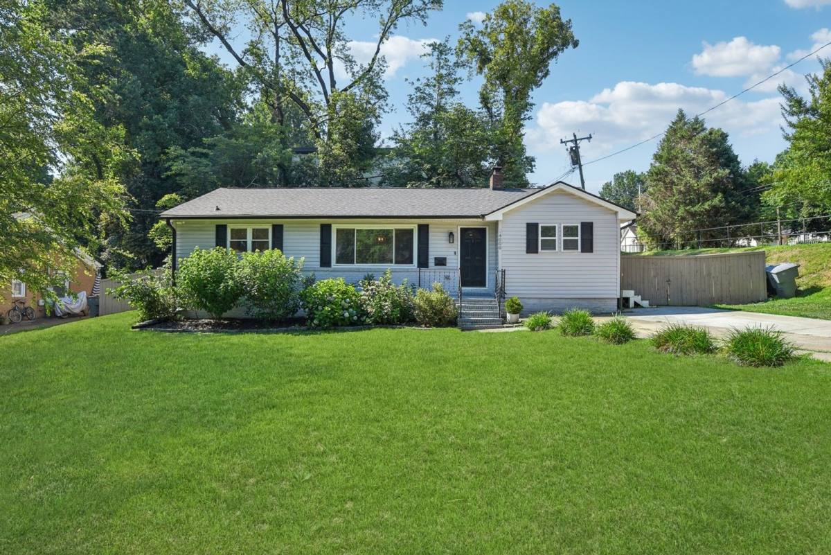 House for rent at 4000 Hiddenbrook Dr, Charlotte, NC 28205