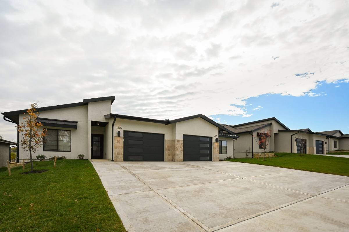 Townhouse for rent at 217 E Pine St, Raymore, MO 64083