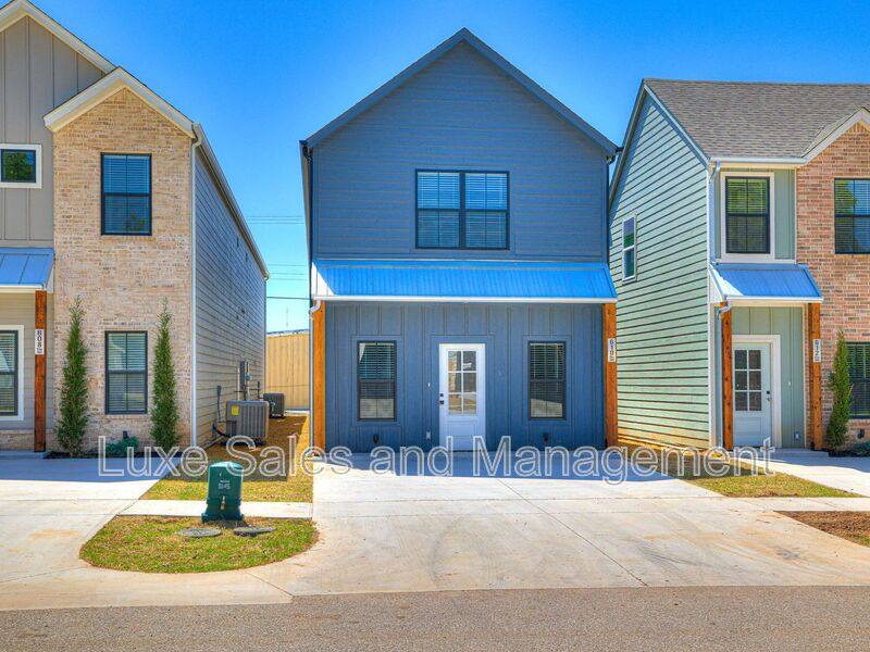Townhouse for rent at 610 W 2nd St #110, Edmond, OK 73003