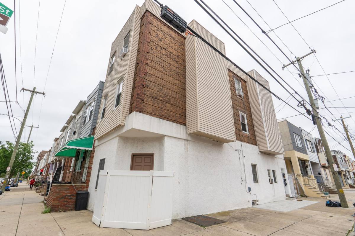 Apartment for rent at 2400 S 4th St, Philadelphia, PA 19148