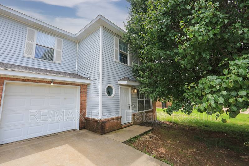 Townhouse for rent at 2407 S 16th St, Rogers, AR 72758