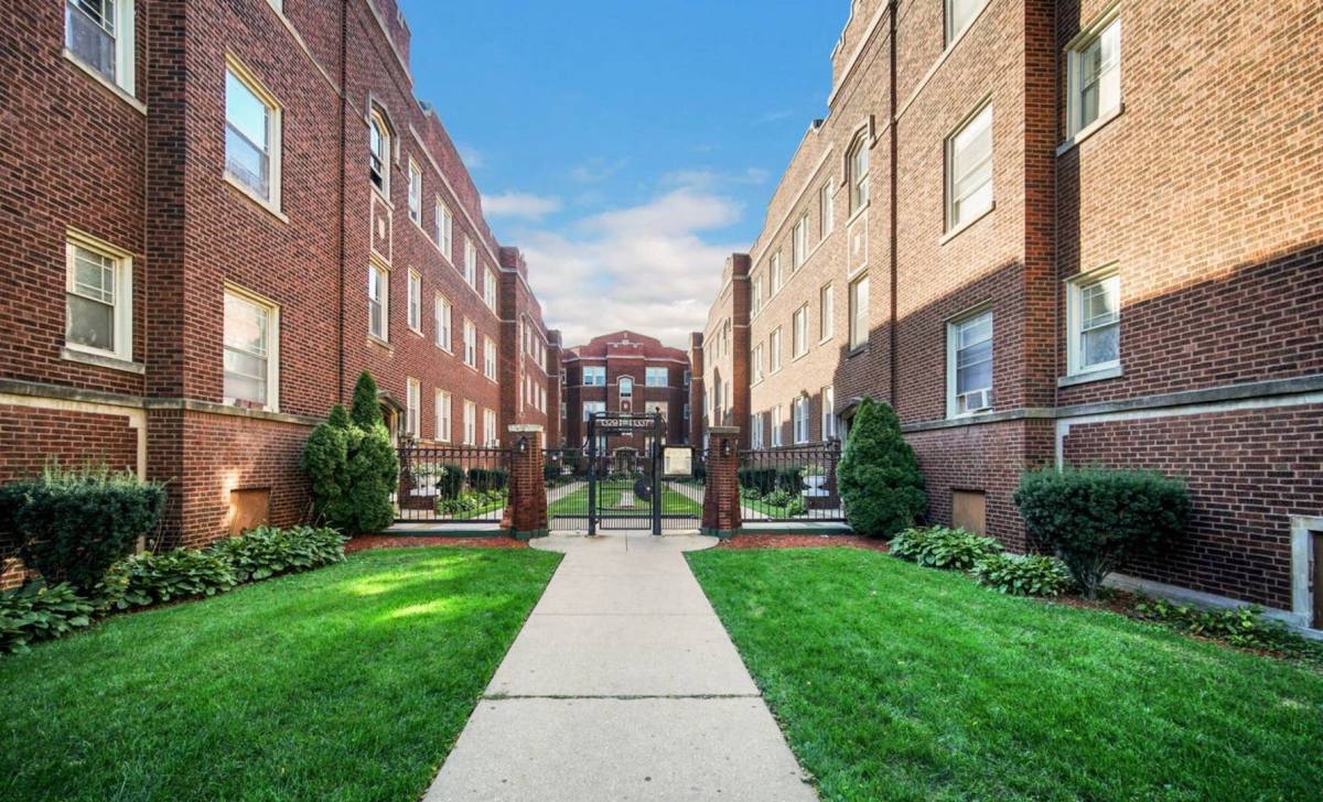Apartment for rent at 1329 - 1337 W Touhy Ave, Chicago, IL 60626
