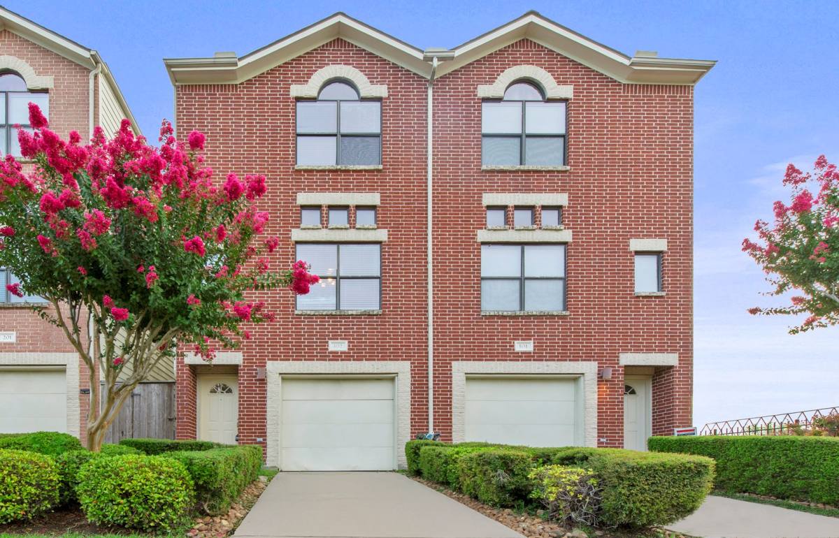 Townhouse for rent at 3501 Link Valley Dr, Houston, TX 77025