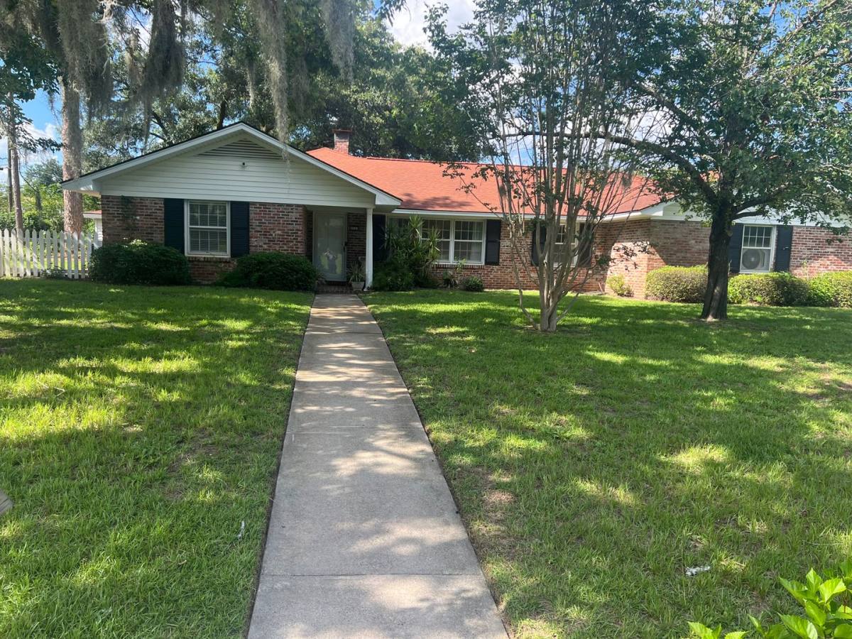 House for rent at 1614 Queensbury St, Savannah, GA 31406