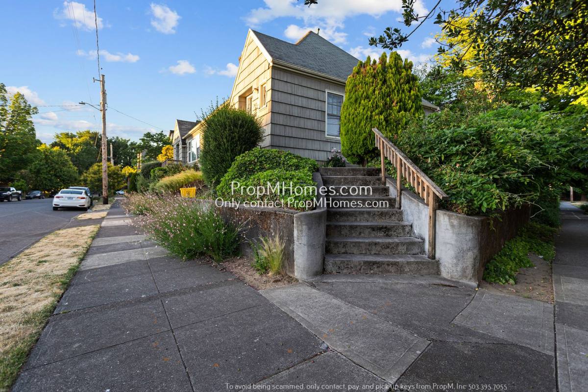 Apartment for rent at 3412 SE 28th Place, Portland, OR 97202