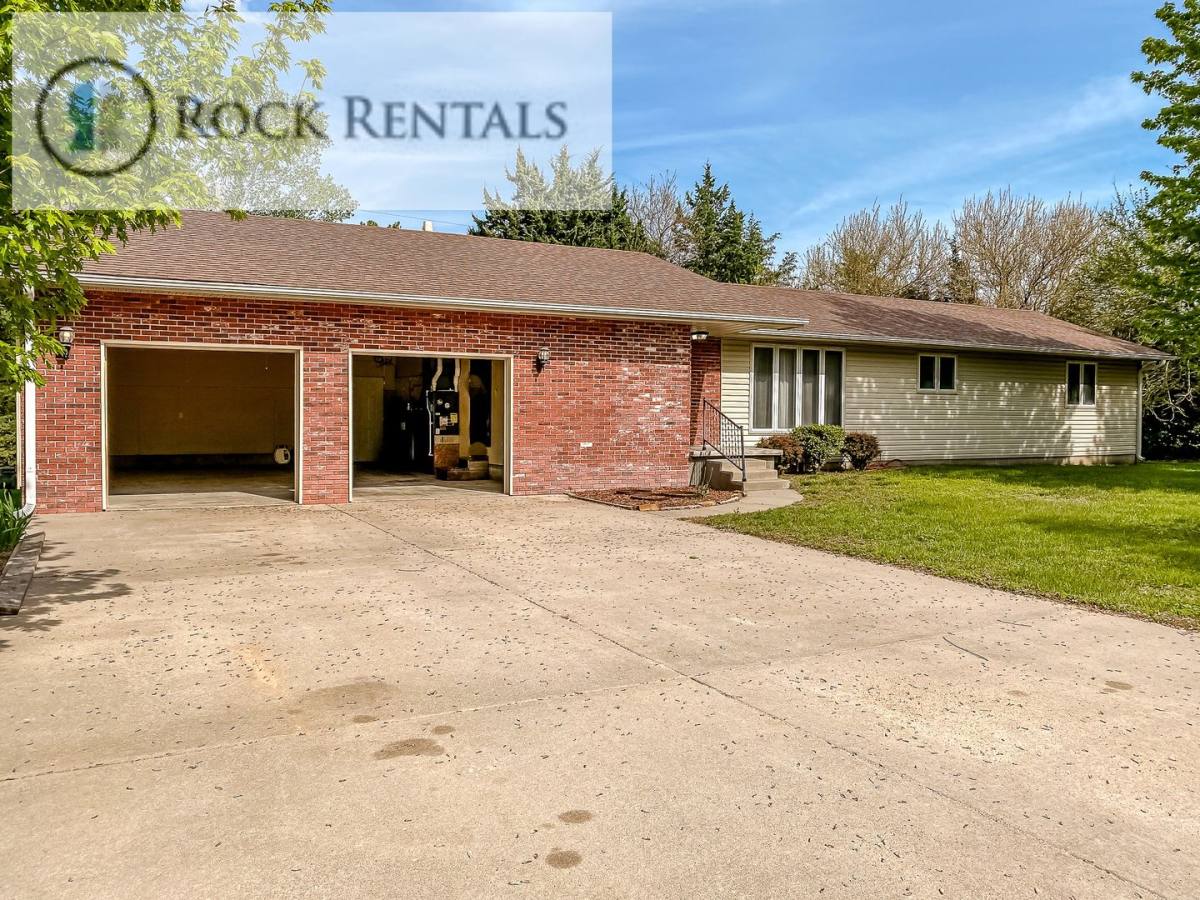 3300 Summerset Dr, Hutchinson, KS 67502