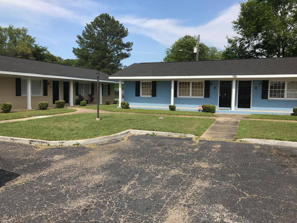Apartment for rent at 724 N Houston Rd, Warner Robins, GA 31093