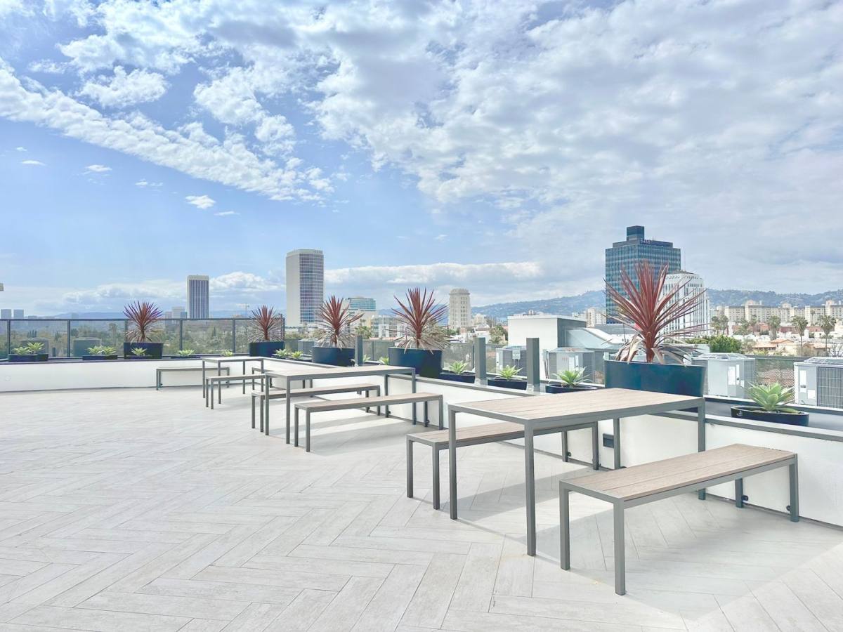 Apartment for rent at 838 S La Brea Ave, Los Angeles, CA 90036