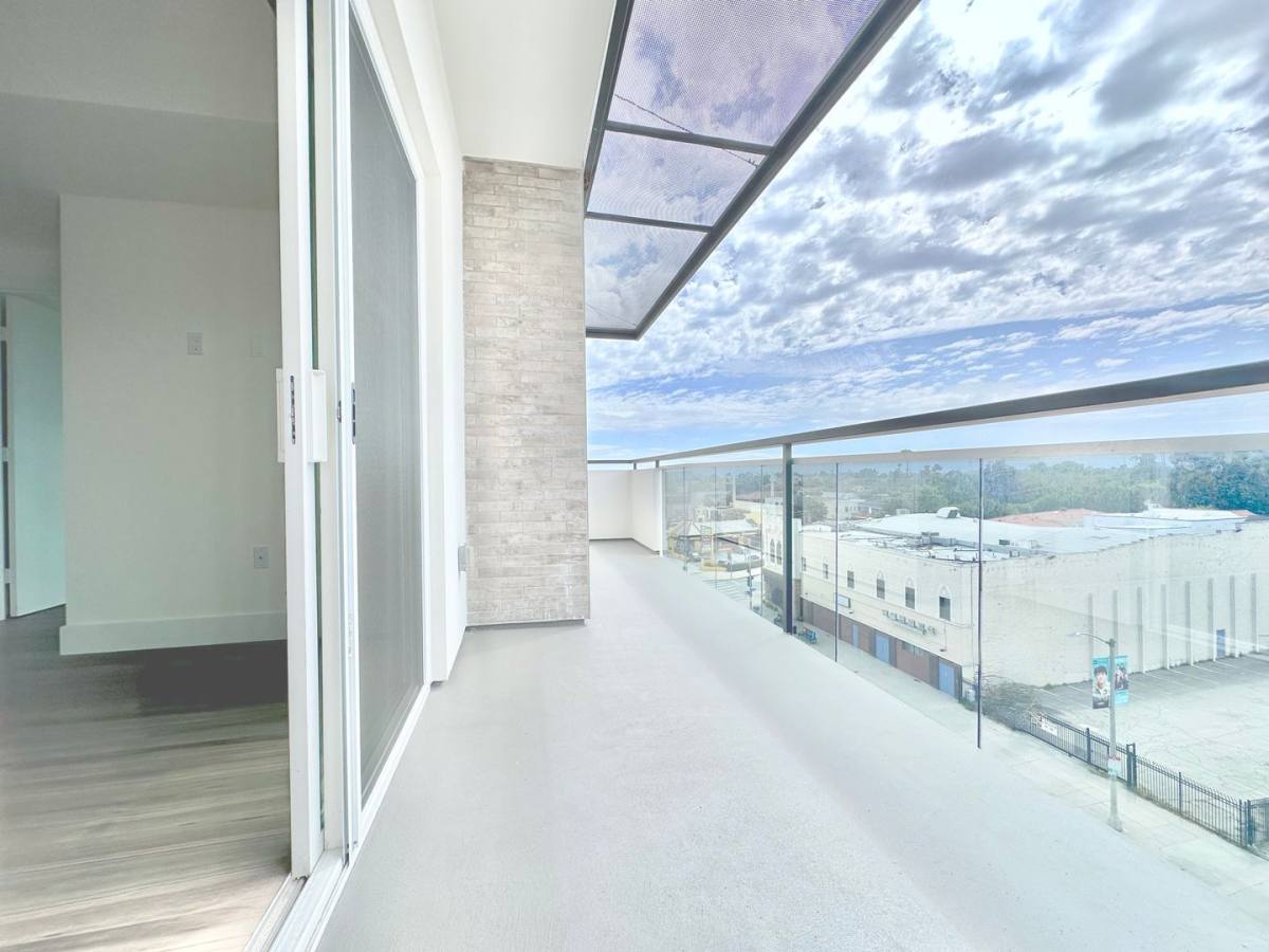 Apartment for rent at 838 S La Brea Ave, Los Angeles, CA 90036