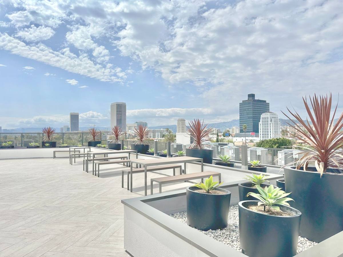 Apartment for rent at 838 S La Brea Ave, Los Angeles, CA 90036