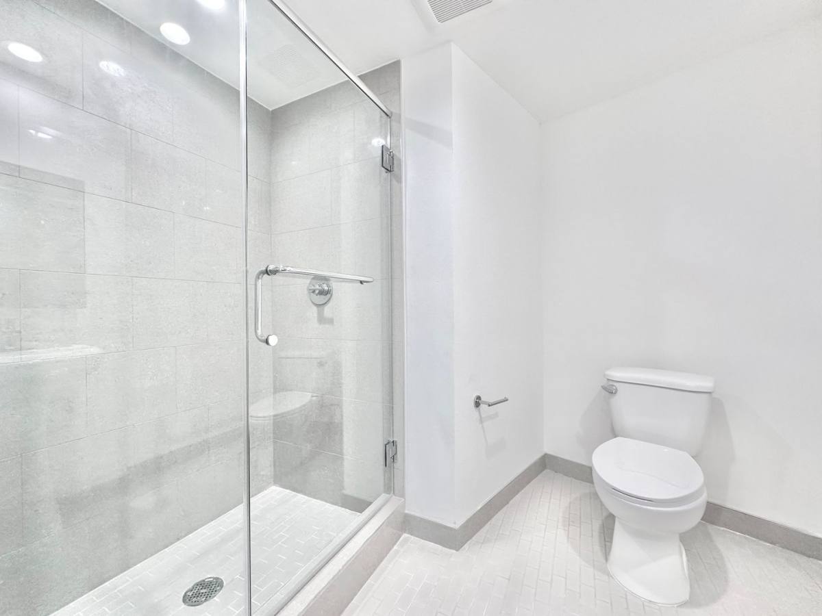 Apartment for rent at 838 S La Brea Ave, Los Angeles, CA 90036