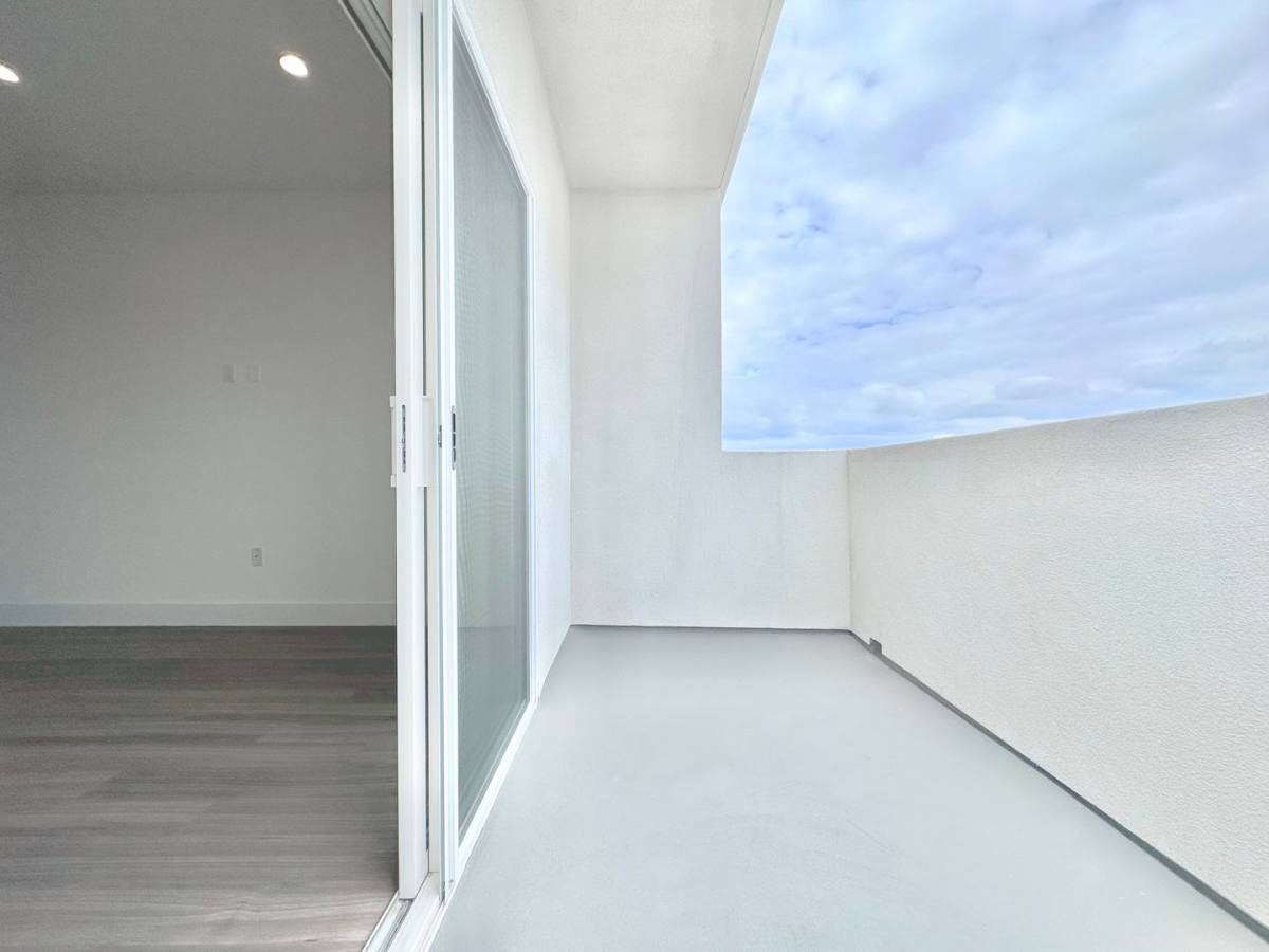 Apartment for rent at 838 S La Brea Ave, Los Angeles, CA 90036
