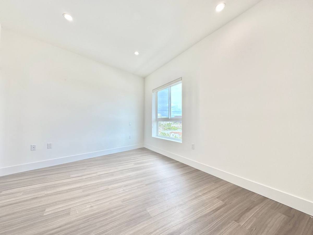Apartment for rent at 838 S La Brea Ave, Los Angeles, CA 90036