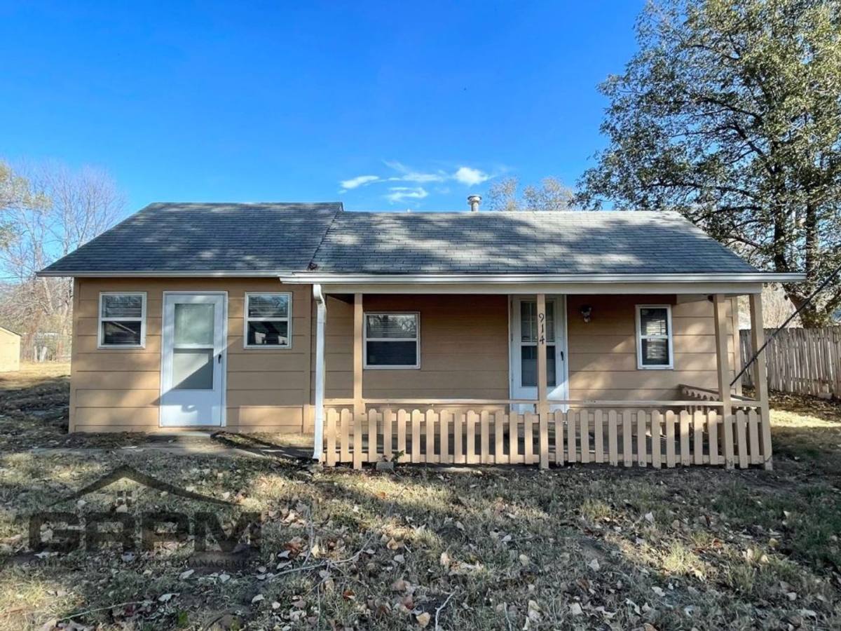 House for rent at 914 N Lincoln St, Hutchinson, KS 67501