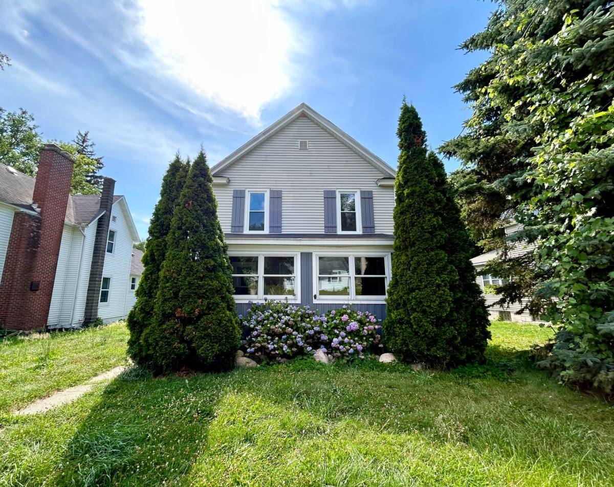 House for rent at 727 Emerald Ave NE, Grand Rapids, MI 49503