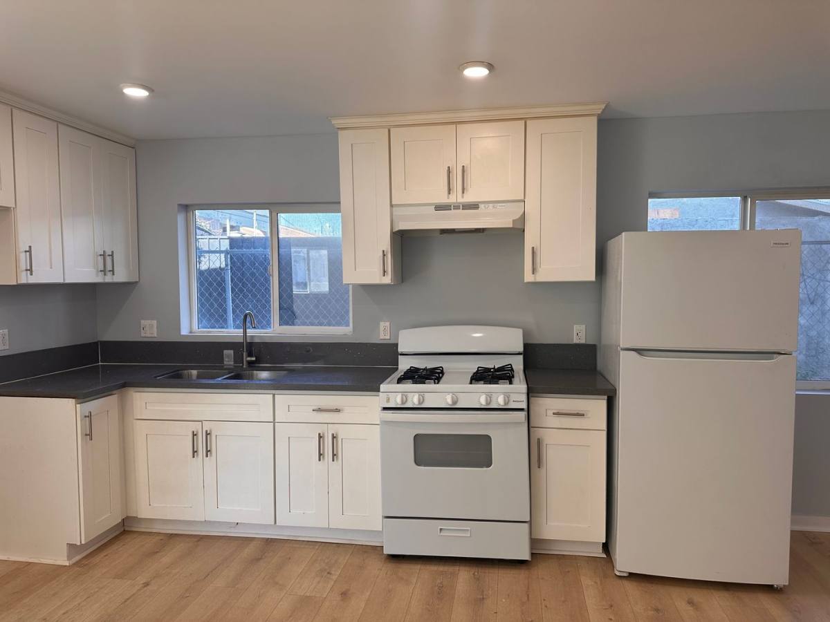 Apartment for rent at 923-931 1 2 W, Los Angeles, CA 90044