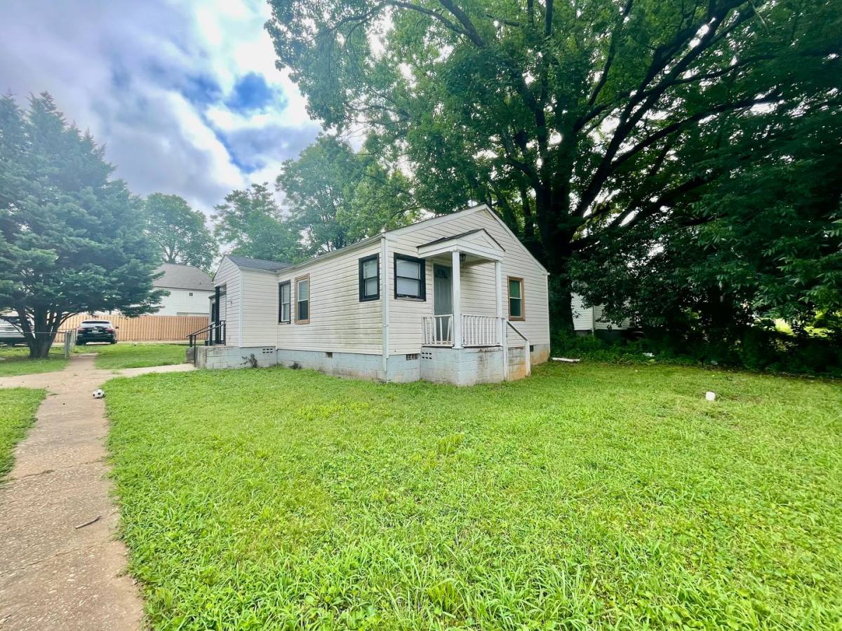 House for rent at 2320 Rozzelles Ferry Rd, Charlotte, NC 28208