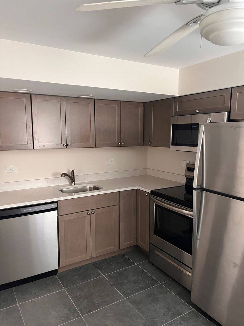 Apartment for rent at 9457 Maple Dr, Des Plaines, IL 60018