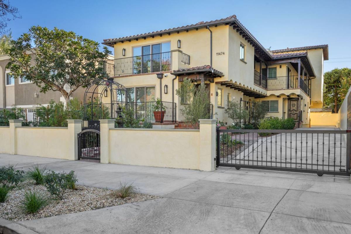 Apartment for rent at 11474 Moorpark St, North Hollywood, CA 91602