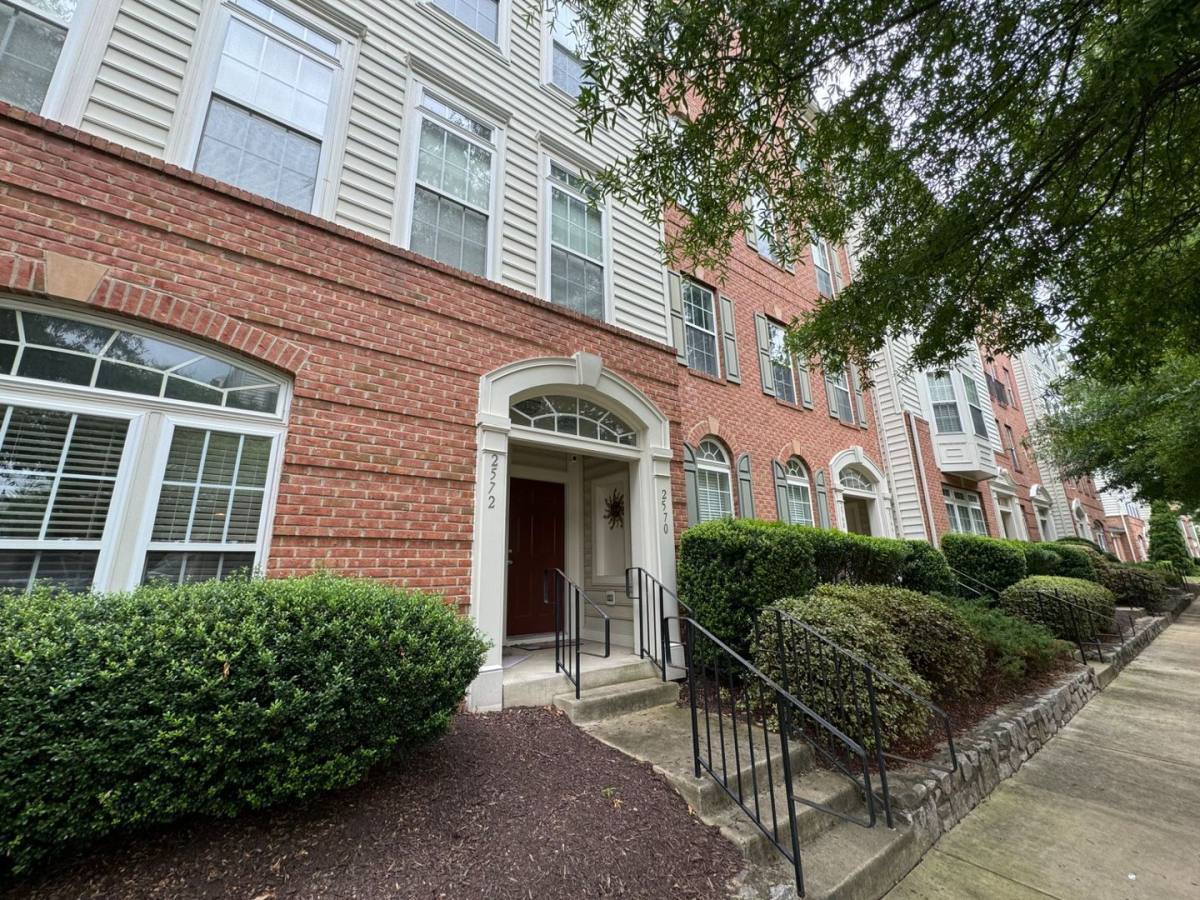 Townhouse for rent at 2570 Eastbourne Dr, Woodbridge, VA 22191