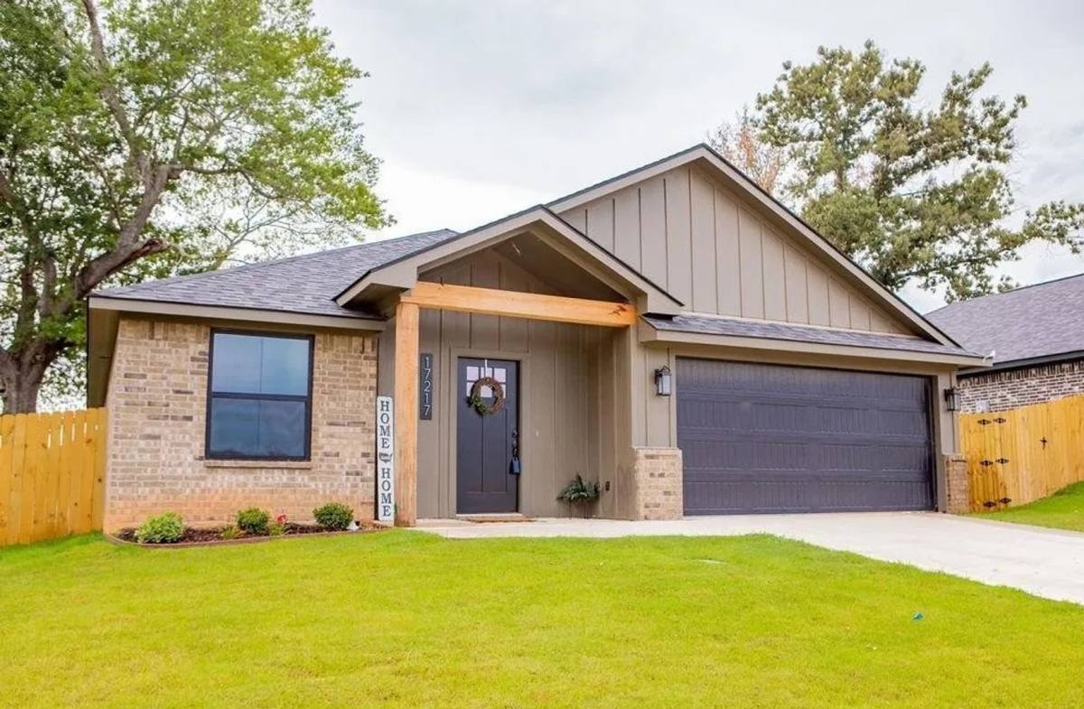 House for rent at 17143 Meadowview Lane, Lindale, TX 75771