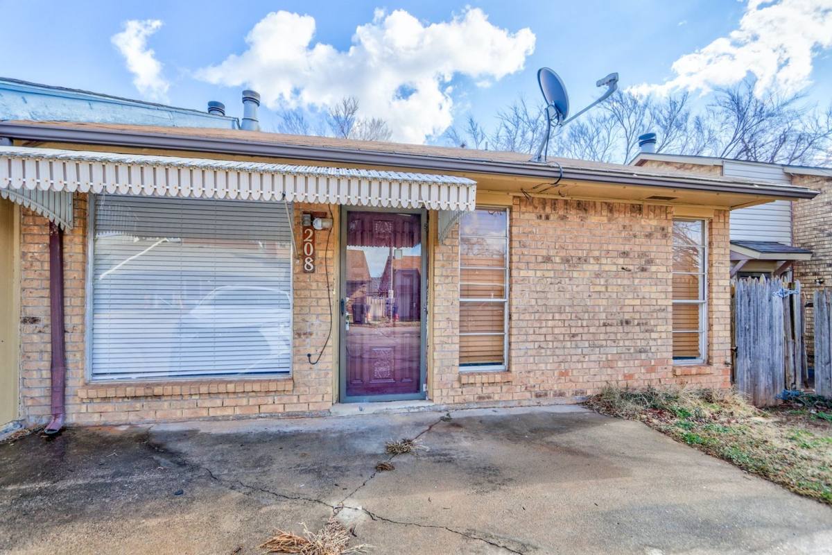 Townhouse for rent at 208 Woodman Dr, Oklahoma City, OK 73110
