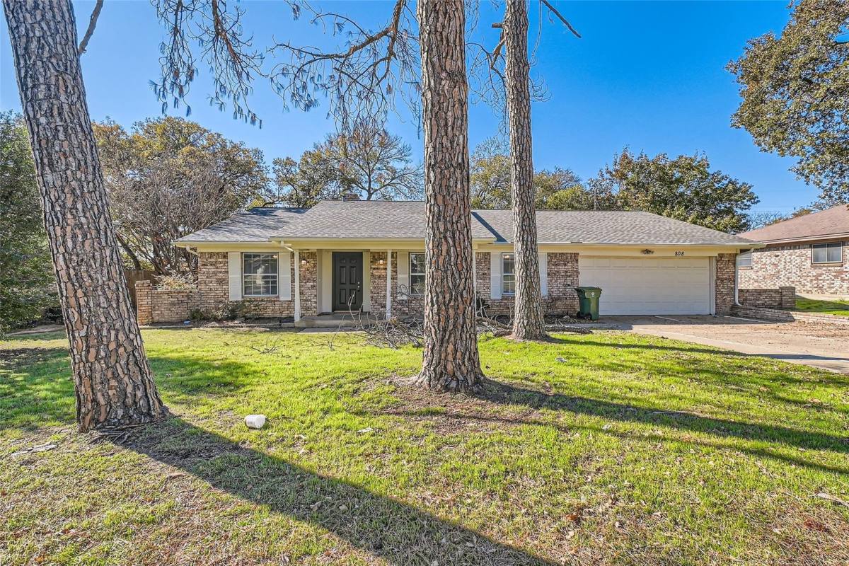 House for rent at 808 Stratford Dr, Bedford, TX 76021