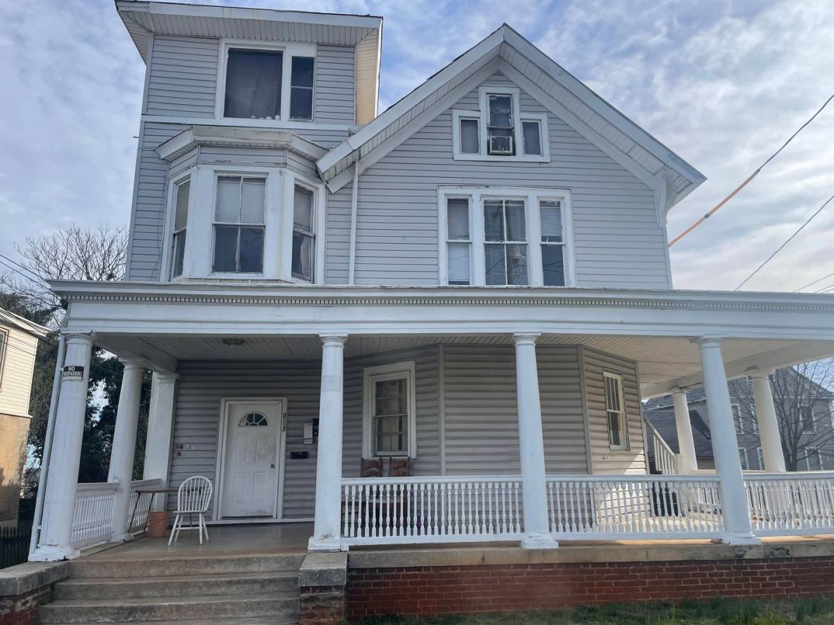 Apartment for rent at 912 Floyd St, Lynchburg, VA 24501