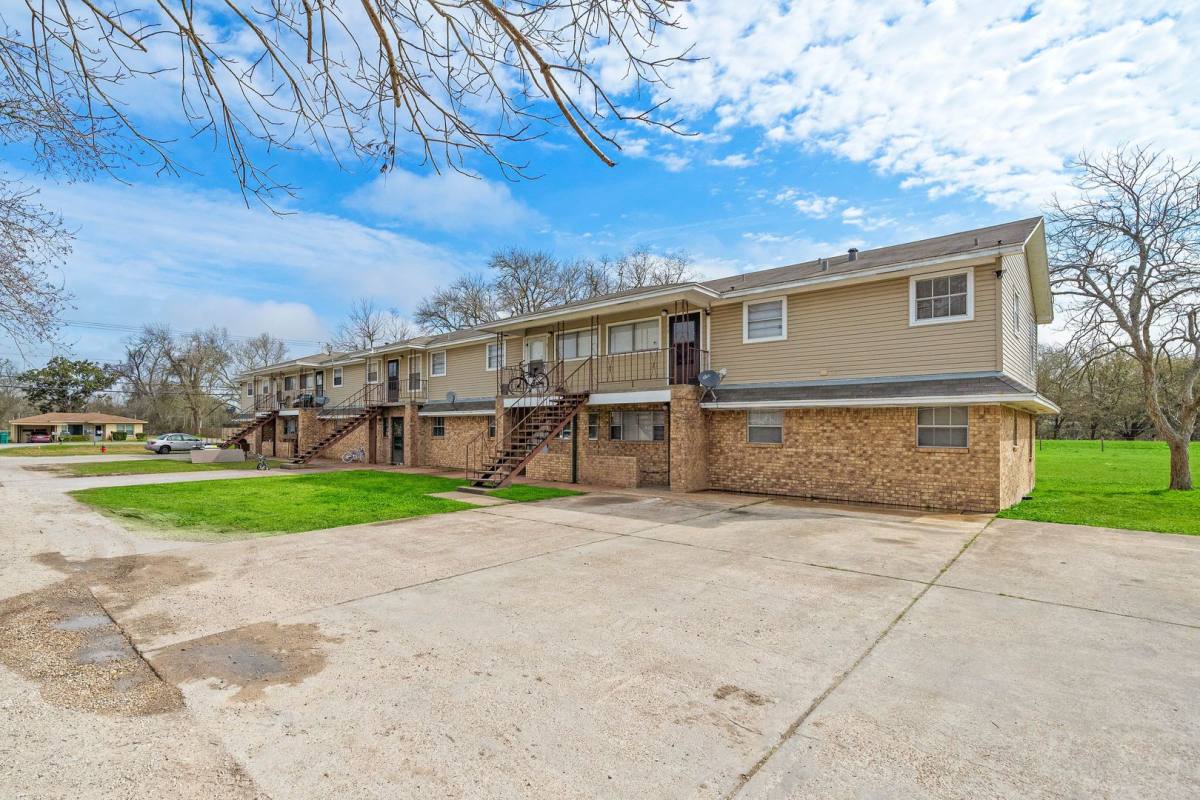Apartment for rent at 2729 Main, La Marque, TX 77568