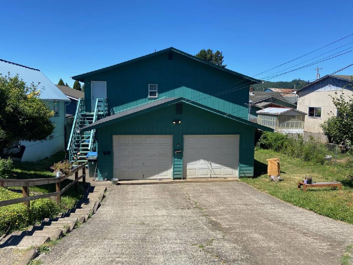 Apartment for rent at 253-255 Elm St, Reedsport, OR 97467
