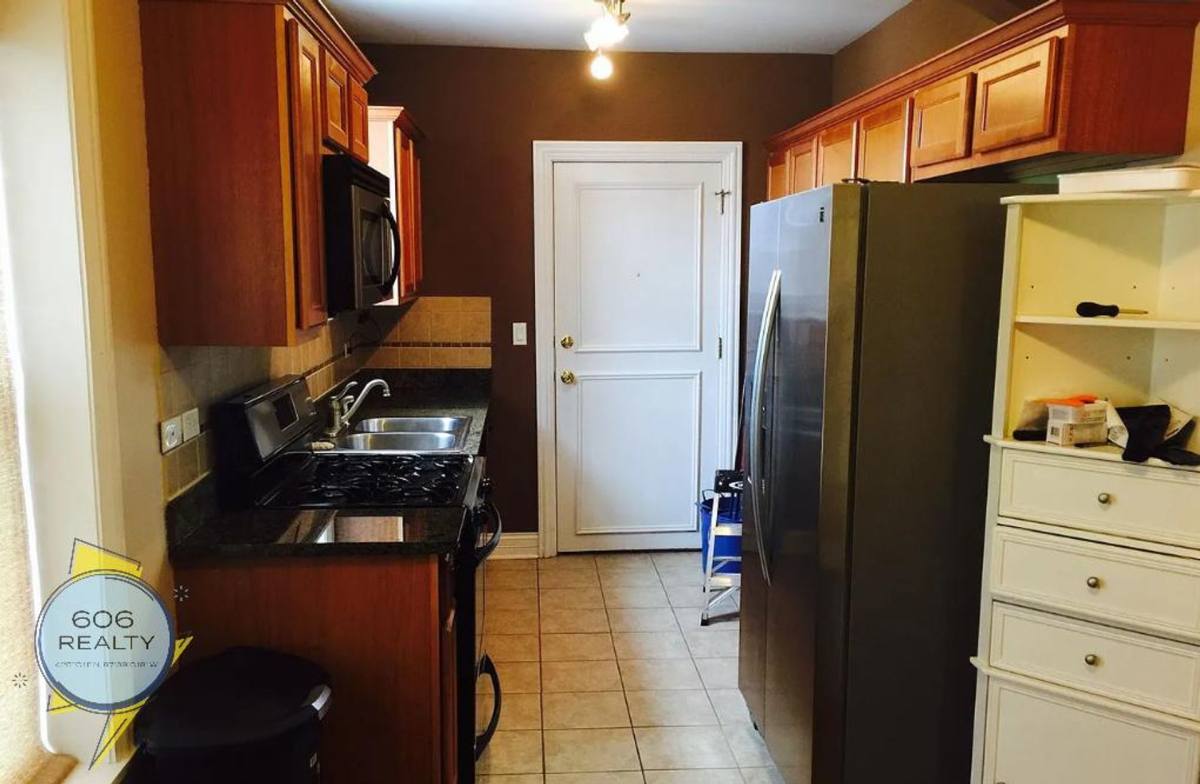 Apartment for rent at 4860 W Warner Ave, Chicago, IL 60641