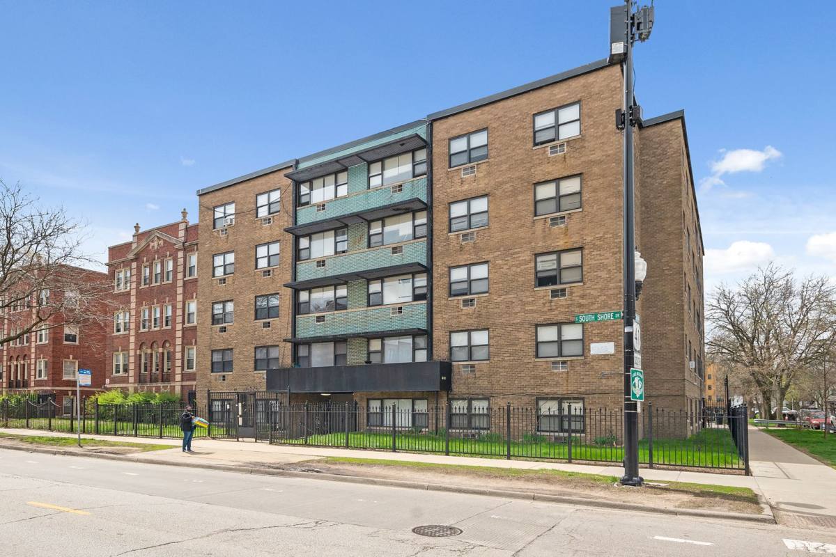 Apartment for rent at 7700 S Shore Dr, Chicago, IL 60649