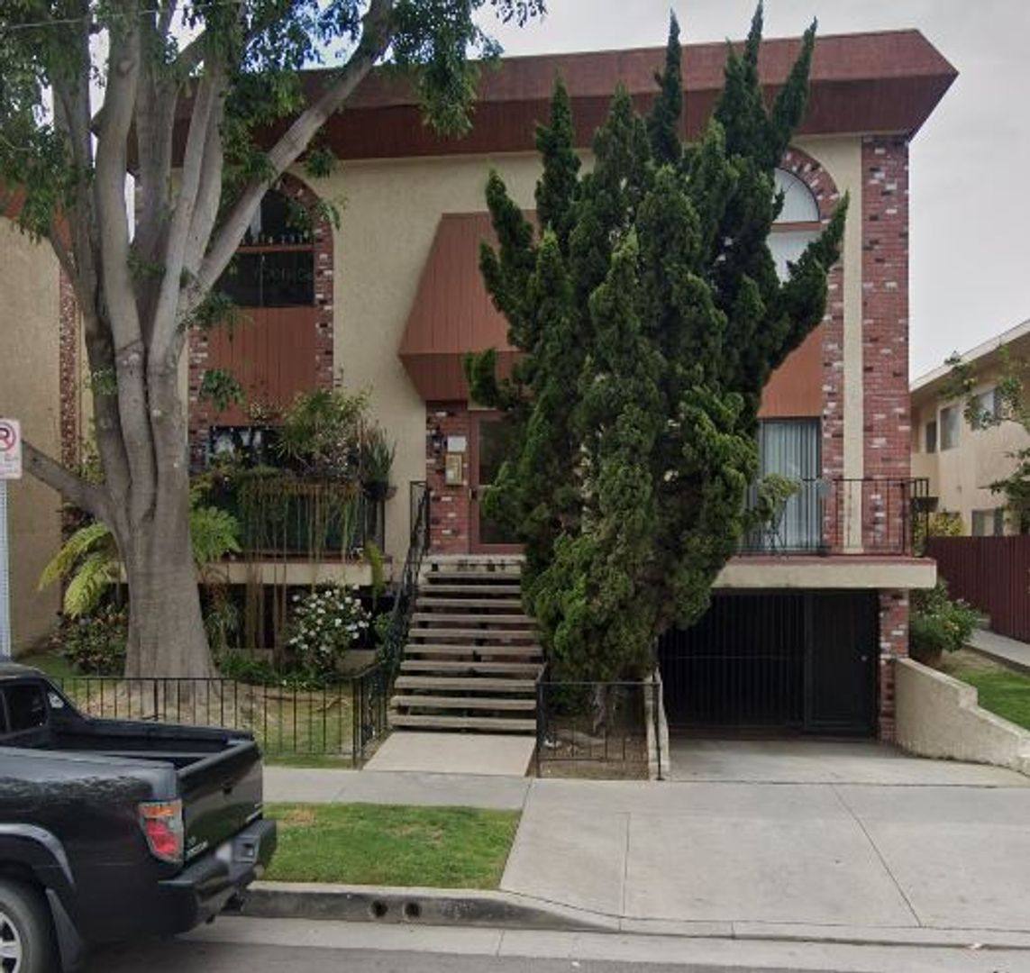 Apartment for rent at 4031 McLaughlin Ave, Los Angeles, CA 90066
