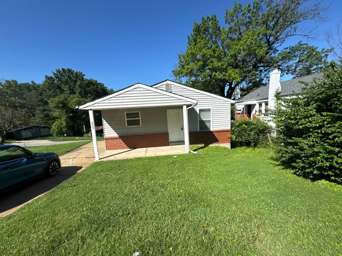 House for rent at 833 Marvin Ave, Saint Louis, MO 63135