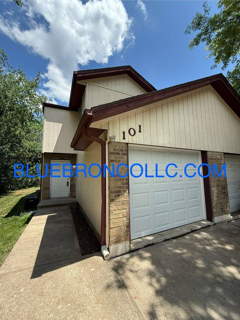 Townhouse for rent at 101 SW Oxford Place, Lees Summit, MO 64063