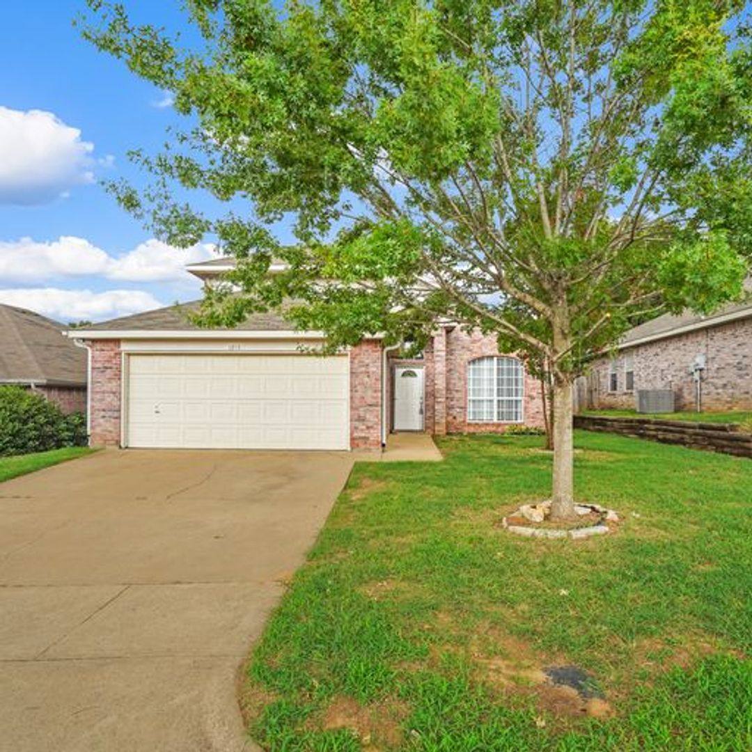 House for rent at 1215 Hidden Oaks Dr, Mansfield, TX 76063
