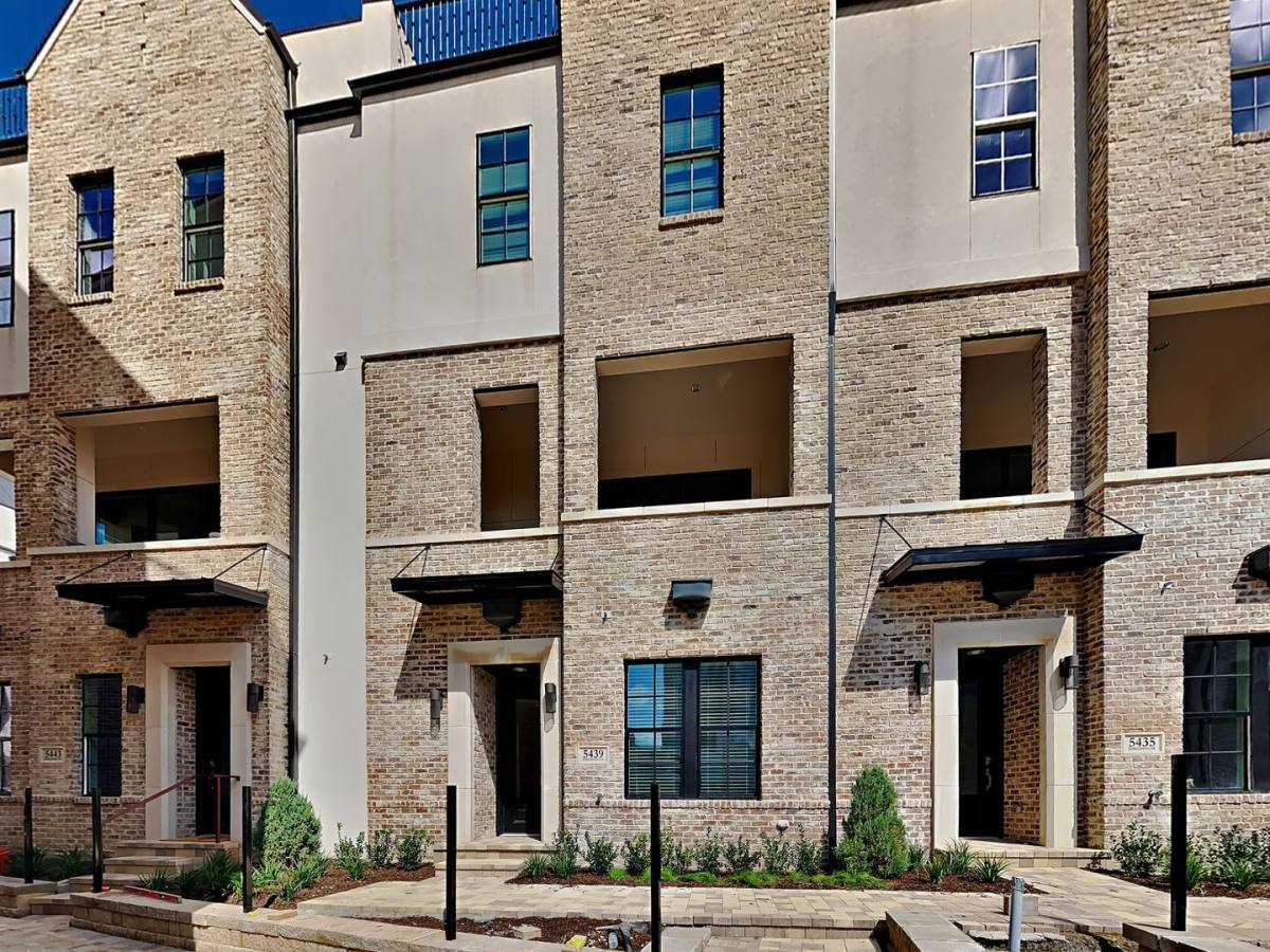 Townhouse for rent at 5439 Tomlinson Dr, Irving, TX 75039
