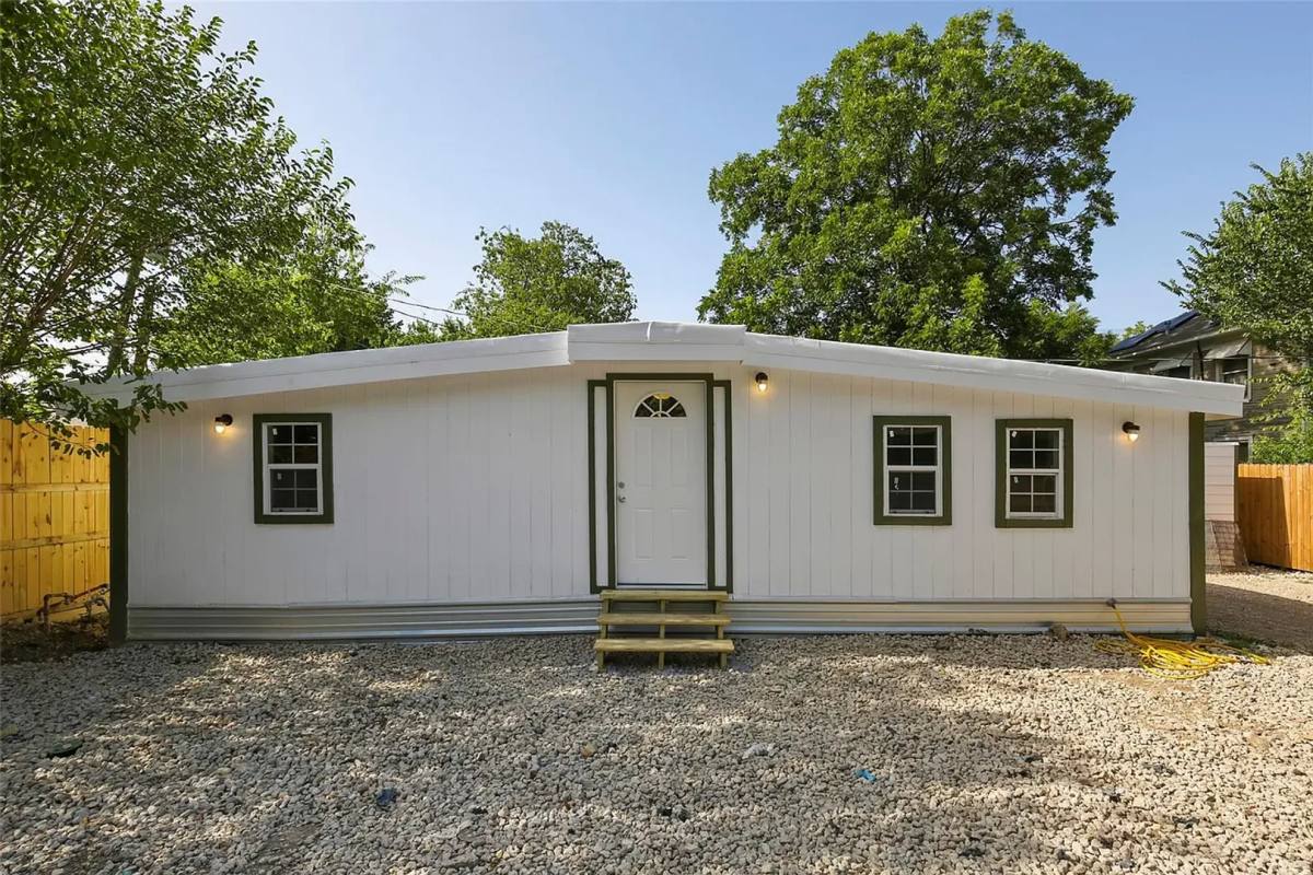 Townhouse for rent at 2730 S Jennings Ave, Fort Worth, TX 76110