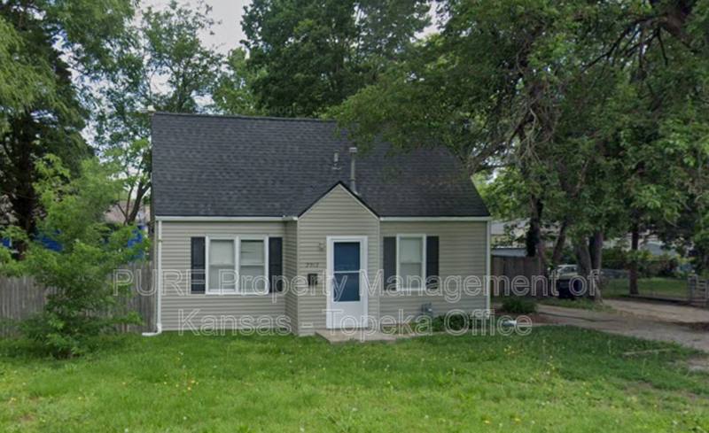 House for rent at 2912 SW 17th St, Topeka, KS 66604